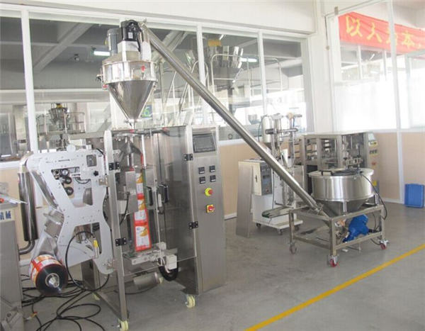 කුඩු සහ ස්වයංක්‍රීය කුඩු බෑග් පිරවීමේ යන්ත්‍රය ඔසවා තැබීම